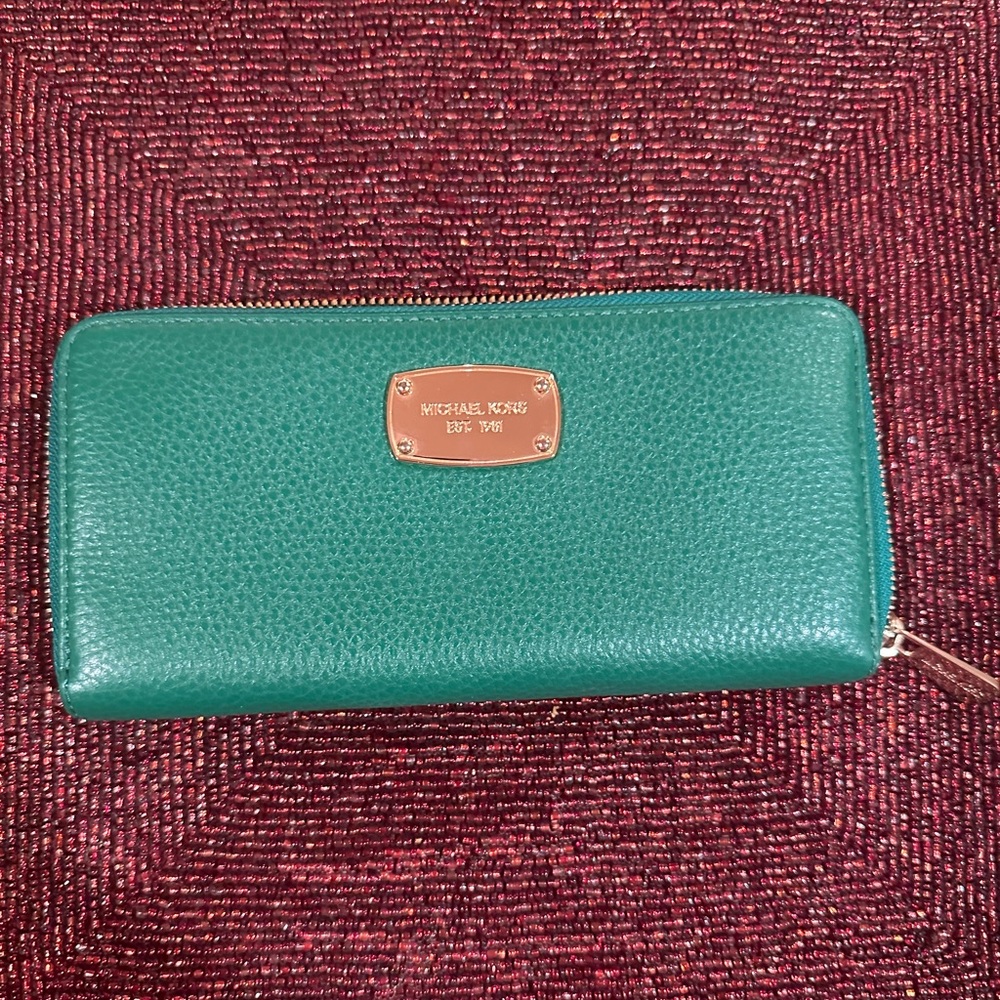 Michael Kors Jet Set Large Travel Continental zip around Wallet in Jewel Green!